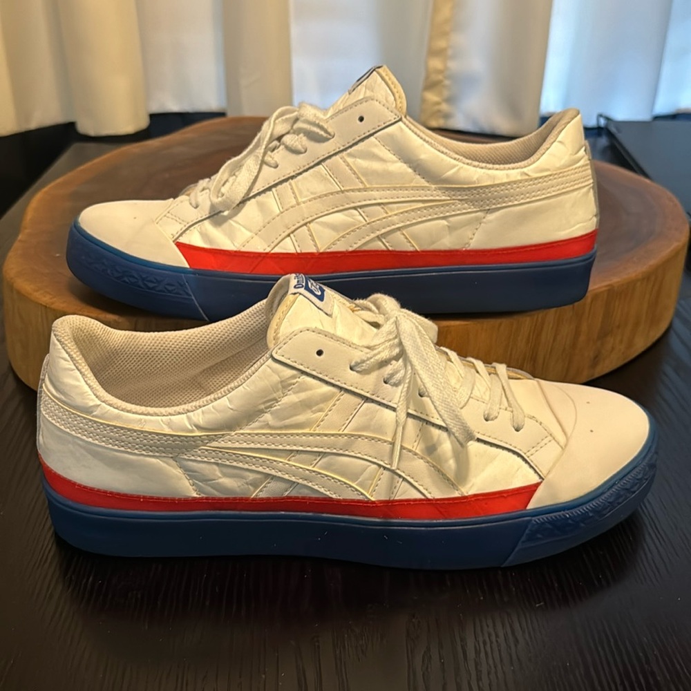 Men’s Onitsuka Tiger sneakers in like-new condition.